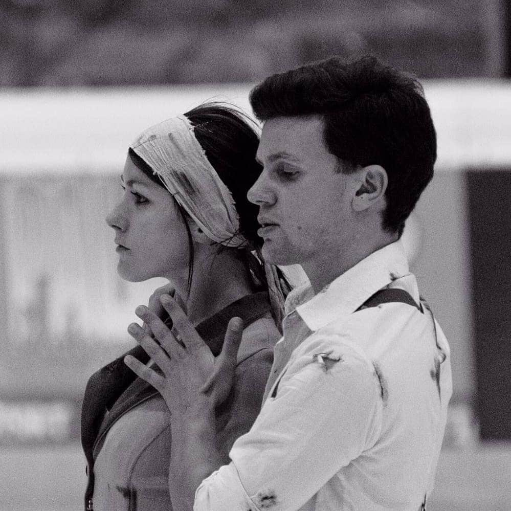 シャルレーヌ・ギニャールのインスタグラム：「Giornata della memoria ...   #giornatadellamemoria #schindlerslist #icedance #emotions #isufigureskating #fiammeazzurre #fisg4passion」