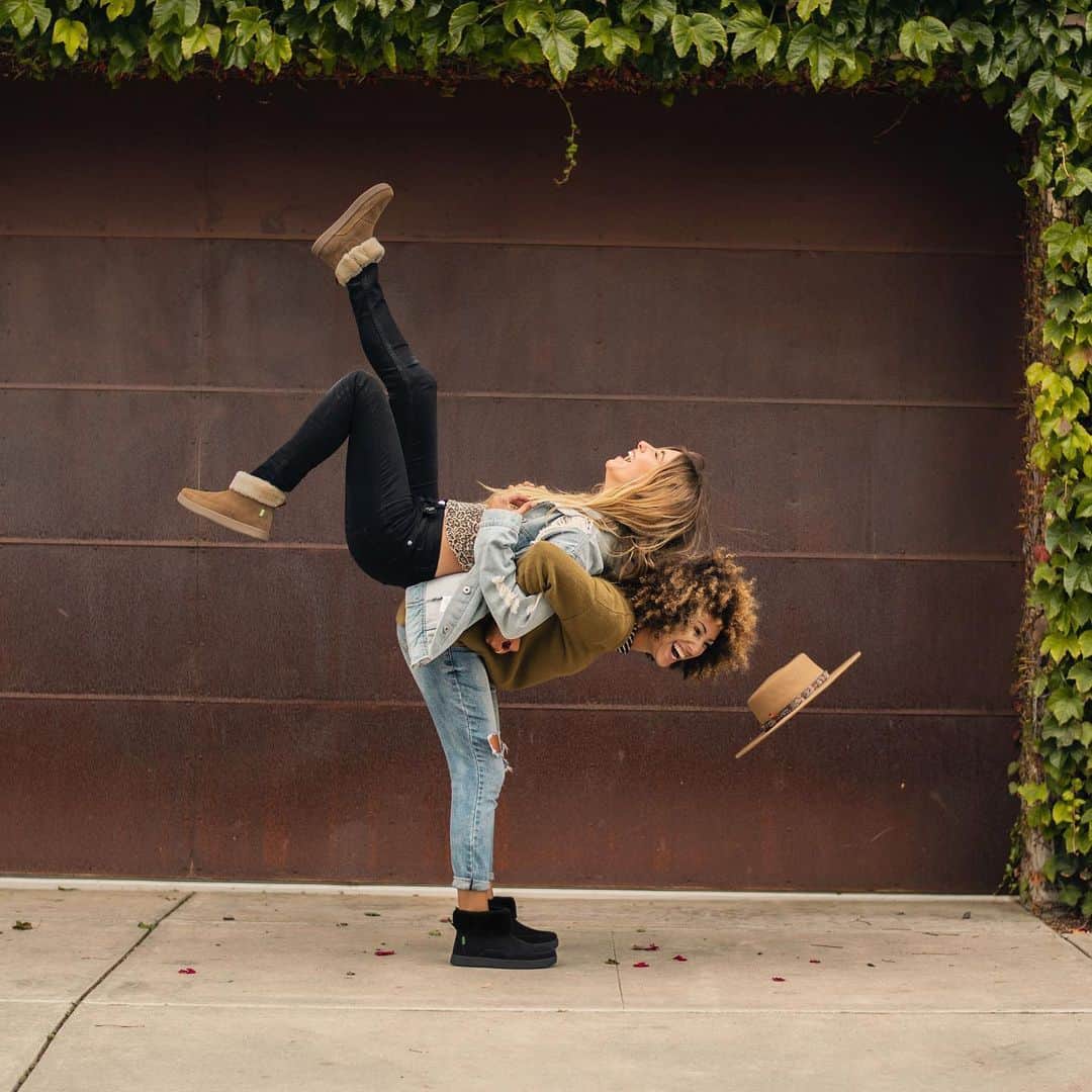 サヌークのインスタグラム：「FLASH GIVEAWAY ⚡  Tag the friend who’s the peanut butter to your jelly and we’ll randomly select a duo to send a pair of shoes from our Chill Collection to.  U.S. Residents 18+ only.」