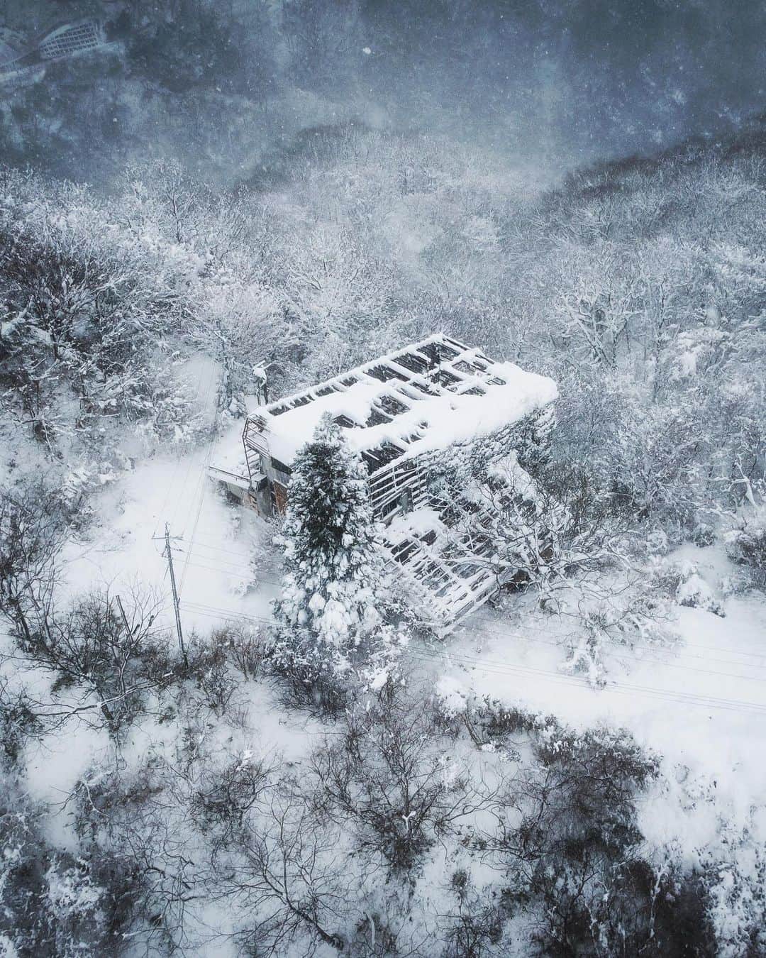 啝 （わ）のインスタグラム：「Snow White 𓆲 𓆲 𓆲 #abandonedafterdark #urbex_supreme #desertedplaces #abandon_seekers_ #urbex_regards #welcometwoneverland #kings_abandoned #abandonedcentral #the_urbex_institute #renegade_abandoned #rsa_preciousjunk #glitz_n_grime #gotrespassing #savethedecay #bandorebelz #abandoned_addiction #abandoned #urbex #global_urbex #urbex_utopia #abandonig #allabandoned #urbex_kings #sombrexplore #grime_lords #urbxtreme #all_is_abandoned #discarded_butnot_forgotten #廃墟 #made_in_decay」