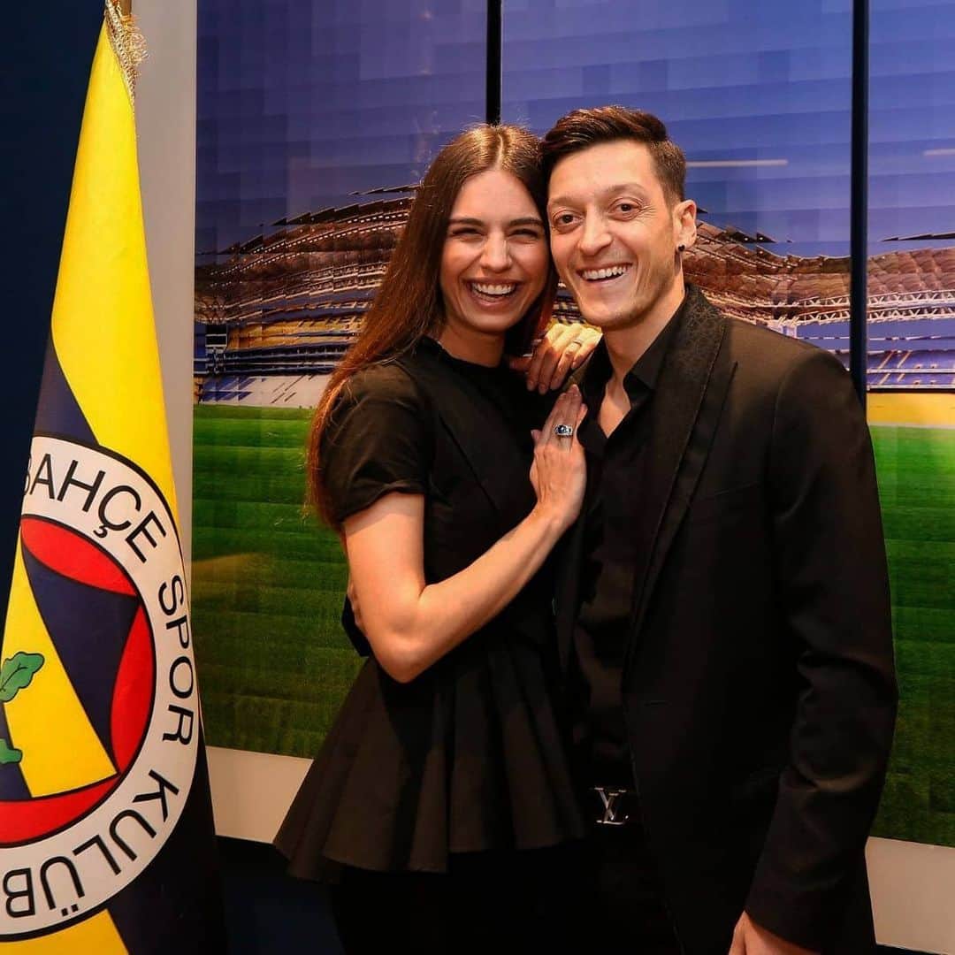 メスト・エジルのインスタグラム：「Bundan yaklaşık 20-25 sene kadar önce Gelsenkirchen sokaklarında sırtında 10 numara Jay Jay Okocha yazılı Fenerbahce forması ile futbol topunun peşinde aşkla koşan göçmen bir Türk çocuğuyken bugün çok şükür ki uzun yıllardır hayalini kurduğum bu formayı giyebilmek bana nasip oldu.   Arsenal takımı ile olan sözleşmemi karşılıklı olarak anlaşıp feshederek çocukluğumdan beri koyu bir taraftarı olduğum Fenerbahçe ile 3,5 yıllık kontrat imzaladım.  Artık benim için, Napoleon Bonaparte’ın dünya bir ülke olsaydı başkenti bu şehir olurdu dediği, olağanüstü şehir İstanbul’da çocukluğumun takımı Fenerbahçe ile yeni hedeflerle yeni bir başlangıç yapma zamanı. Kariyerim ve hayatımdaki bu yeni başlangıca vesile olan başta başkanımız Sayın Ali Koç ve Yönetim Kurulu’na, Sportif Direktörümüz Emre Belözoğlu’na, Hocamız Erol Bulut’a bana güvendikleri için şükranlarımı sunuyorum.   Ayrıca, tanıştığımız günden beri, uzun yıllardır bana desteğini hiç esirgemeyen, iyi günümde kötü günümde her zaman yanımda olan ve bu transferin gerçekleşebilmesi adına çok uğraş veren çok sevdiğim Acun Ilıcalı abime, birçok konuda benden yardımlarını esirgemeyen Rıdvan Dilmen hocama, abim Mutlu Özil ve menajerim Dr. Erkut Söğüt başta olmak üzere tüm Family&Football ekibine ve en önemlisi bugünlere gelmemde en büyük paya sahip olan, çocukluğumuzda bizler için gece gündüz çalışan biricik annem Gülizar Özil’e, her daim yanımda olan kıymetli eşim Amine’ye ve canım kızım Eda’ya sonsuz teşekkürlerimi sunuyorum.   Son olarak Londra’dan uçağa bindiğim andan itibaren herkes gibi beni de şaşkına çevirecek kadar büyük ve inanılmaz desteklerini her saniye bana hissettiren büyük Fenerbahçe taraftarına çok teşekkür ediyorum. Ve söz veriyorum; bu desteğin ve inancın karşılığını verebilmek ve sizlere mahçup olmamak adına terimin son damlasına kadar mücadele edeceğim. İnşaallah hep birlikte mutlu Mesut günlere.  Mesut Özil」
