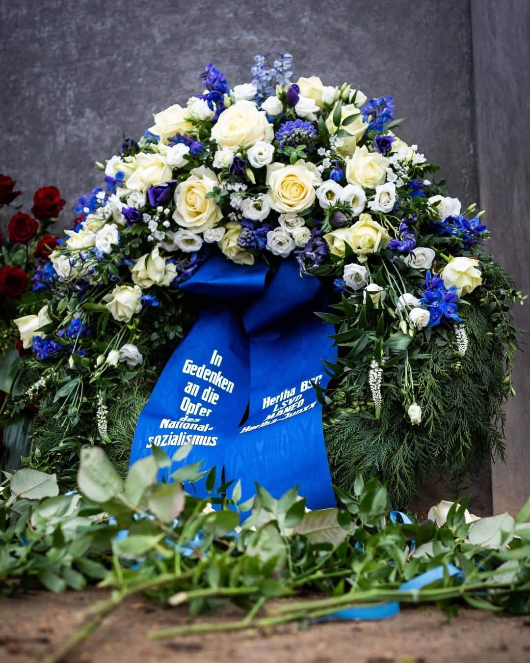 ヘルタ・ベルリンのインスタグラム：「Gemeinsam mit unseren Kooperationspartnern legten wir heute am Denkmal für die im Dritten Reich verfolgten Homosexuellen einen Kranz nieder. Jeder hat die Möglichkeit sich jeden Tag klar zu positionieren, damit so etwas #NieWieder passiert. . . #WeRemember #HerthaFürVielfalt #HaHoHe #herthabsc」