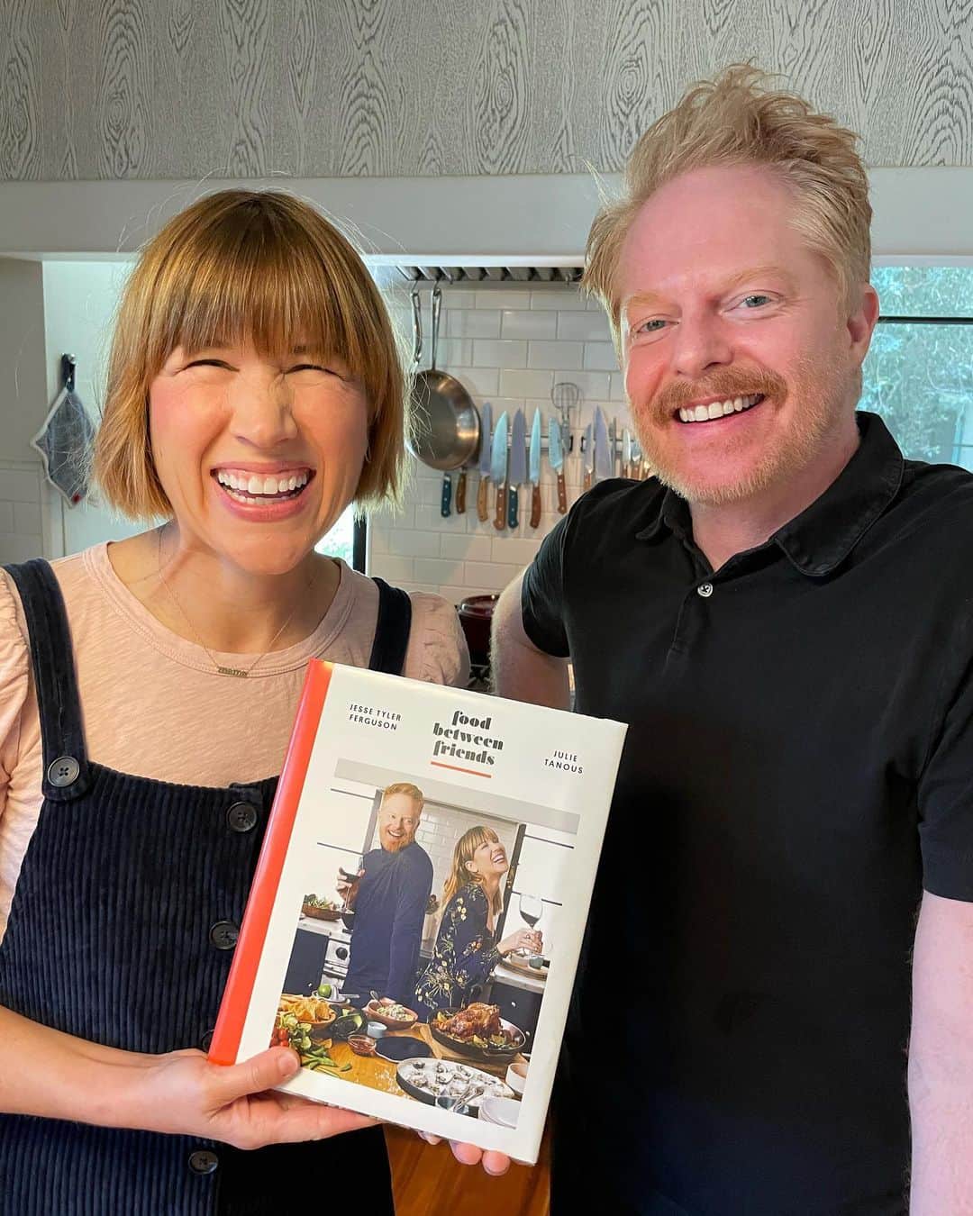 ジェシー・タイラー・ファーガソンのインスタグラム：「My best gal pal and I wrote a cookbook together! It’s been two years of hard work and it’s coming on March 9! You can preorder now! @foodbetweenfriends link in bio.   Also, @juliebethtanous is gonna be so mad at me for posting this series but I’m posting them all to show that her eyes were closed in all of them! Guess you just have to buy the book to see a photo of her with her eyes open. 🤪  I love you Julie! #FoodBetweenFriends #IHopeWereStillFriends   www.JulieAndJesseCook.com」