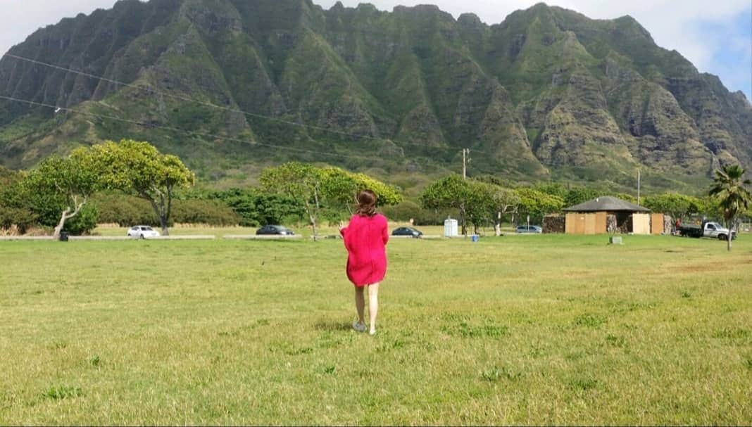 イヨンのインスタグラム：「고모랑 할머니 보러 하와이집 놀러갔을때🏄‍♀️ photo by 베카언니:) . . #hawaii #freespirit #tbt #yolo #thx 🥂」