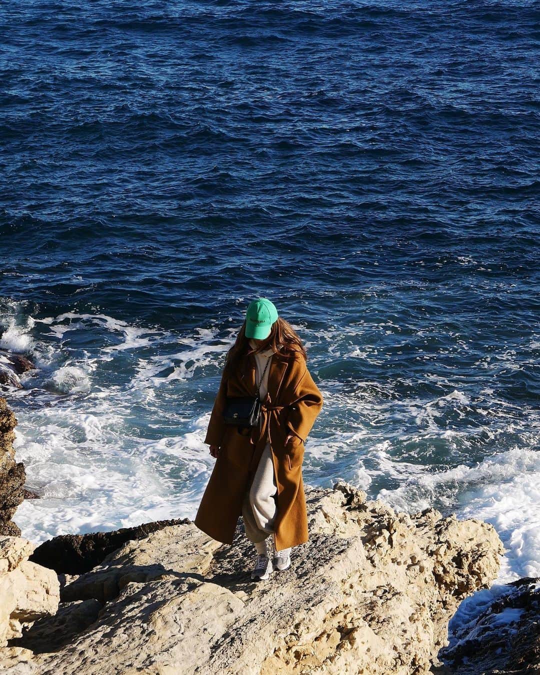 ジュリー・サリニャーナのインスタグラム：「be like the ocean. breathtaking to look at, strong enough not to be destroyed,  and gentle enough so others feel comfort in your presence. 🌊💙」