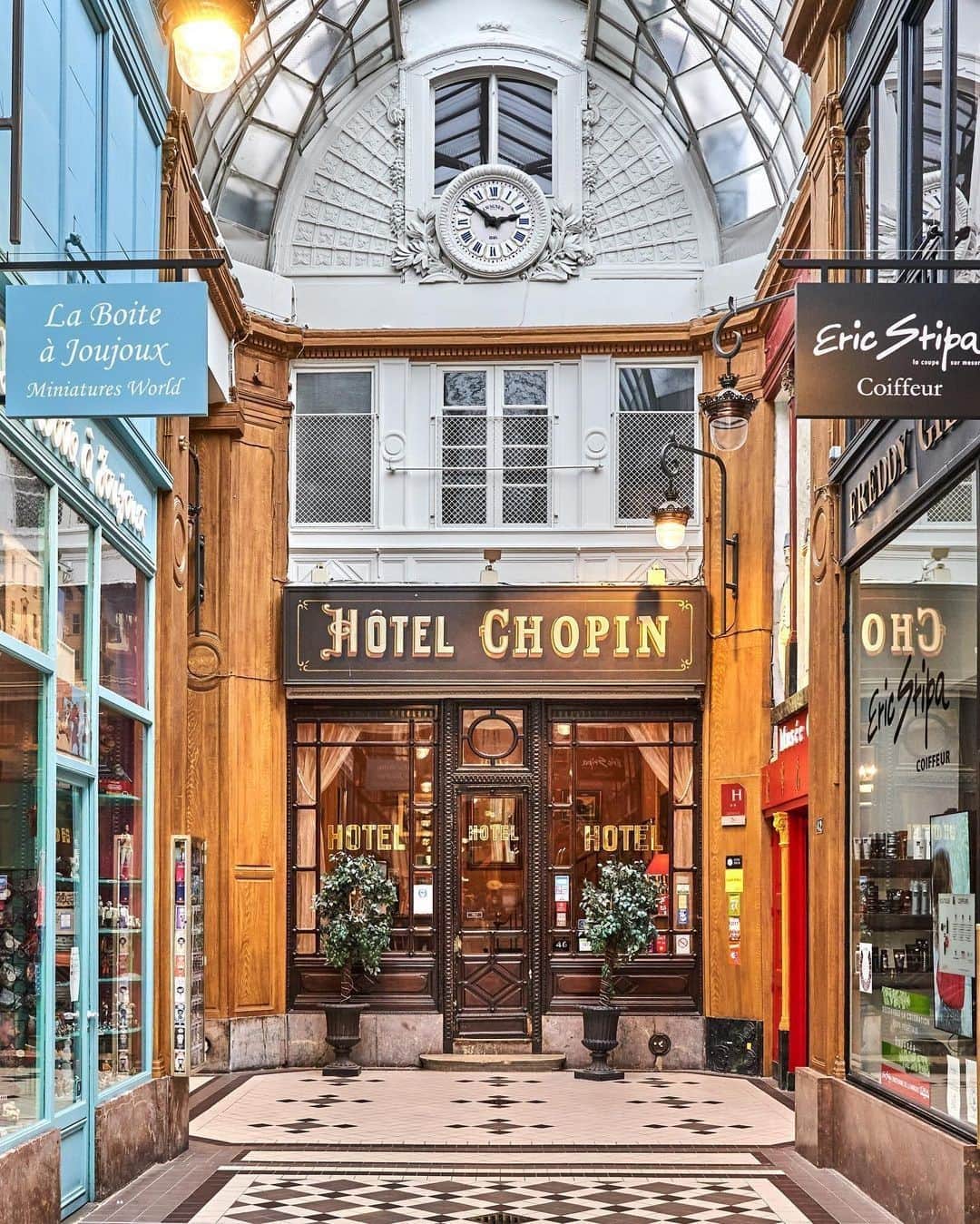 My Little Parisさんのインスタグラム写真 - (My Little ParisInstagram)「L'hôtel qui ne dort jamais. La porte de l'Hôtel Chopin n'a jamais été fermée depuis 1846... puisqu'elle n'a pas de serrure ! 🇬🇧: The hotel that never sleeps. The door of the Hotel Chopin has never been closed since 1846... because it has no lock! (📸 et anecdote : @herve_in_paris)」1月28日 0時57分 - mylittleparis