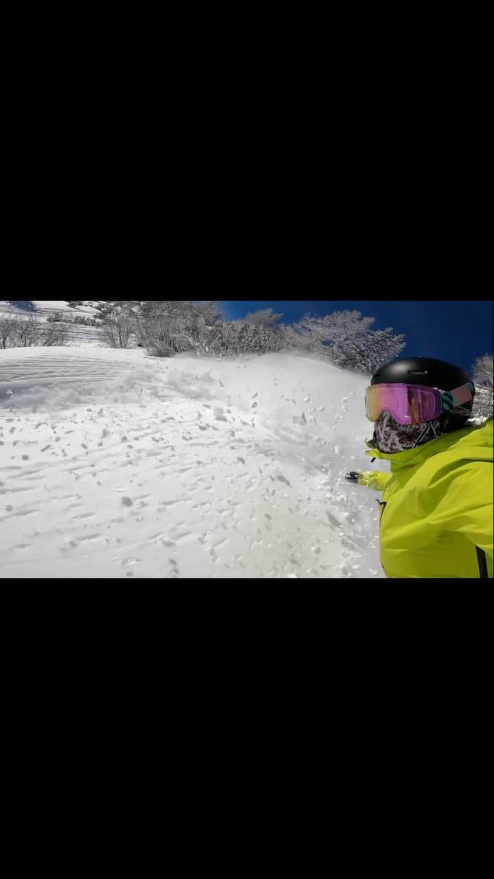 リンゼイ・ジャコベリスのインスタグラム：「Powder days are great for the soul 💕 @sennaleith @jake_vedder 😝 @blenderseyewear @paulmitchell @bernhelmets @ussnowboardteam 🏔 Thanks for the new vibe @gwenstefani」