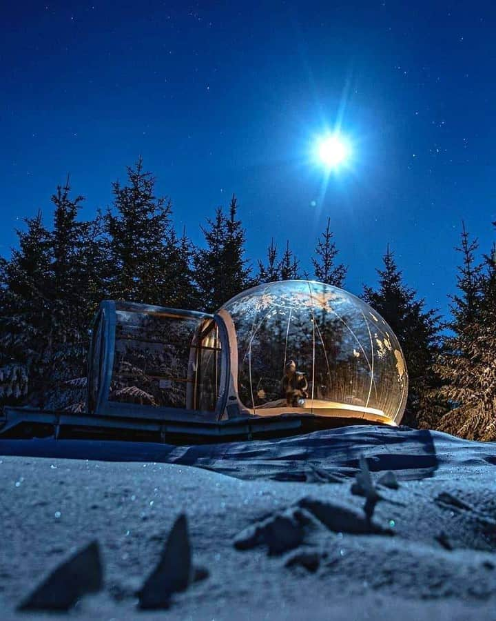 Discover Earthさんのインスタグラム写真 - (Discover EarthInstagram)「Called  the “five million star hotel” because of the stellar views of the night sky, Buubble Iceland is a magical place that shouldn’t be missed on your trip to Iceland.  Located in the forest on a farm, Buubble has five of the clear inflatables for guests to stay in. Three look like inflatable igloos and the other two are spheres set up on legs. The igloos are entirely clear, where the two spheres are clear from halfway up.  #discovericeland🇮🇸 with @bubbleiceland  . . . . .  #iceland  #everydayiceland  #igersiceland  #inspiredbyiceland  #icelandair  #wheniniceland  #reykjavik  #mystopover  #ig_iceland  #icelandtravel  #visiticeland  #icelandic  #whyiceland  #exploreiceland  #discovericeland  #aroundiceland  #unlimitediceland  #ísland  #icelandsecret  #loves_iceland  #wowair  #icelandexplored  #alliceland  #islandia  #bestoficeland  #absoluteiceland  #northernlights  #icelandtrip  #waterfall」1月28日 1時00分 - discoverearth