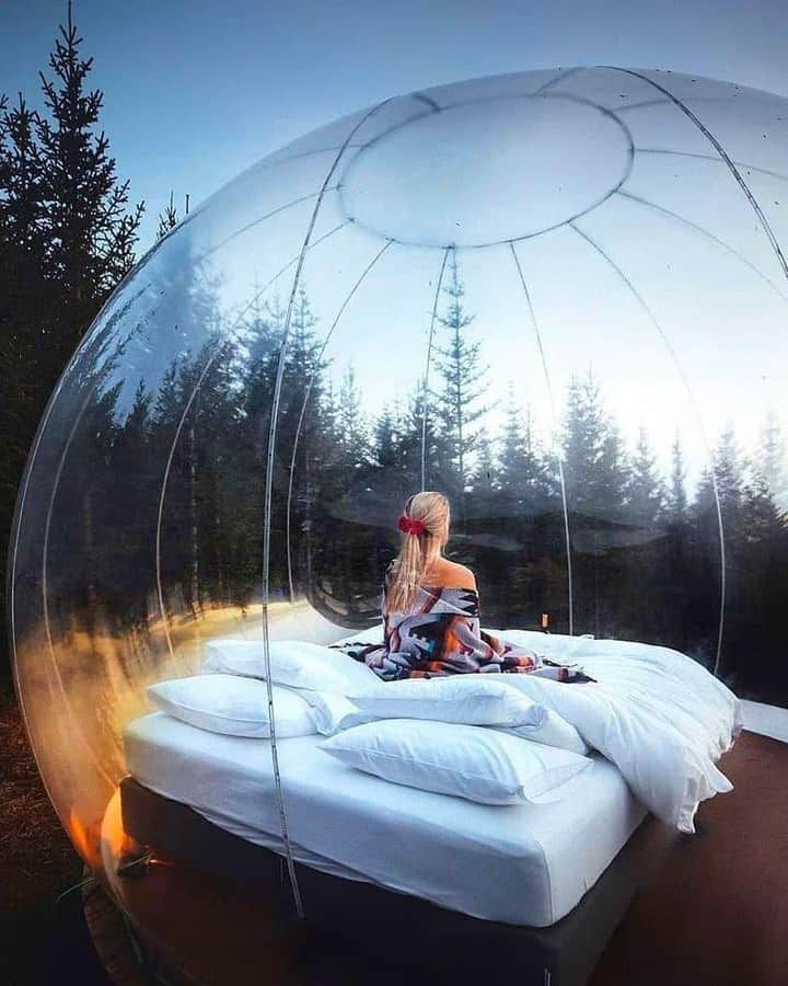 Discover Earthさんのインスタグラム写真 - (Discover EarthInstagram)「Called  the “five million star hotel” because of the stellar views of the night sky, Buubble Iceland is a magical place that shouldn’t be missed on your trip to Iceland.  Located in the forest on a farm, Buubble has five of the clear inflatables for guests to stay in. Three look like inflatable igloos and the other two are spheres set up on legs. The igloos are entirely clear, where the two spheres are clear from halfway up.  #discovericeland🇮🇸 with @bubbleiceland  . . . . .  #iceland  #everydayiceland  #igersiceland  #inspiredbyiceland  #icelandair  #wheniniceland  #reykjavik  #mystopover  #ig_iceland  #icelandtravel  #visiticeland  #icelandic  #whyiceland  #exploreiceland  #discovericeland  #aroundiceland  #unlimitediceland  #ísland  #icelandsecret  #loves_iceland  #wowair  #icelandexplored  #alliceland  #islandia  #bestoficeland  #absoluteiceland  #northernlights  #icelandtrip  #waterfall」1月28日 1時00分 - discoverearth