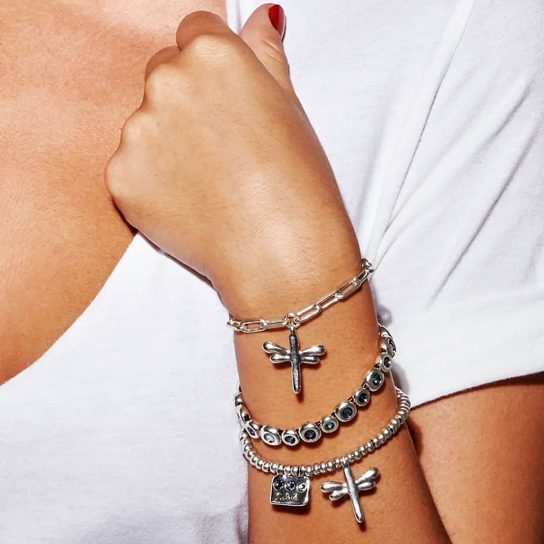 ウノデシンクエンタのインスタグラム：「Cuando te encantan nunca son demasiadas. ¿Cuántas pulseras llevas puestas ahora? #ColecciónFreedom #UNOde50 When you love them they are never too many. How many bracelets are you wearing now? #FreedomCollection #UNOde50」