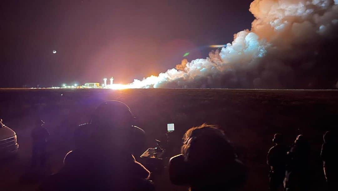ジェフ・ベゾスのインスタグラム：「Perfect night! Sitting in the back of my pickup truck under the Moon and stars watching another long duration, full thrust hotfire test of @BlueOrigin’s BE-4 engine. #GradatimFerociter」