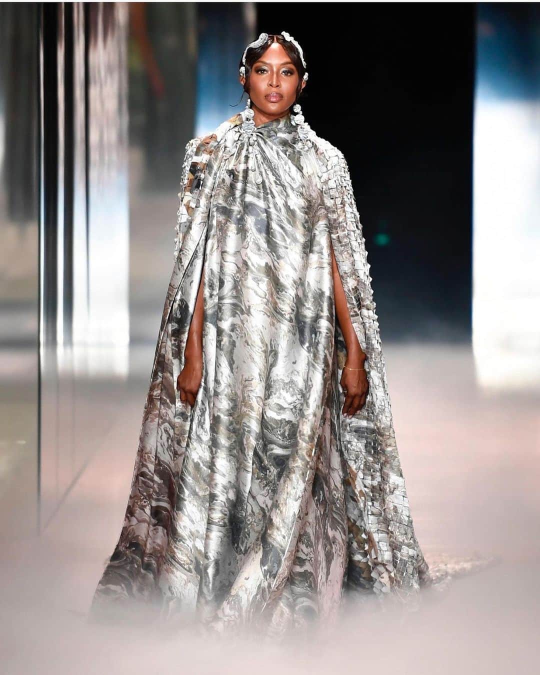 アンナ・デッロ・ルッソのインスタグラム：「@mrKimJones has just presented his debut @Fendi Couture Spring-Summer 2021 Collection ❤️❤️❤️The incredible casting features fashion’s most loved mother & daughter couple, #KateMoss and #LilaMoss, #NaomiCampbell, #BellaHadid, #CaraDelevingne — and #Fendi’s family members #LeonettaFendi and #DelfinaDelettrezFendi, just to name a few. “This first collection feels almost autobiographical. What I’m referencing feels really personal.” reveals Kim Jones about his first #fendicouture #repost @vogueitalia」