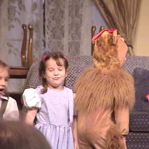 ジェニファー・グレイのインスタグラム：「nostalgic for simpler times @stellagregg ❤️#stellavision #dorothy #simplertimes #goofball」