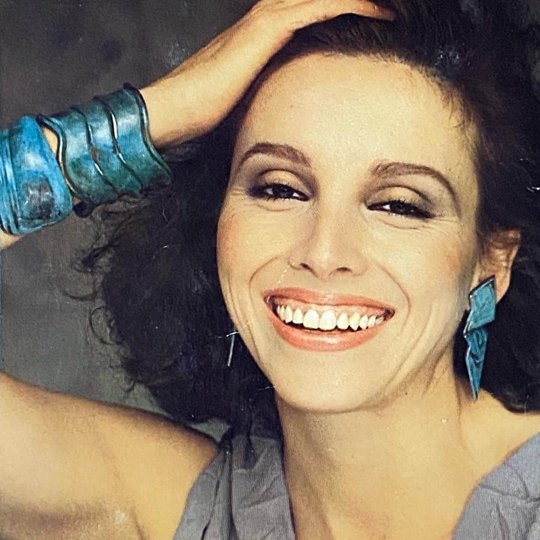 ホアキンベラオのインスタグラム：「Ana Belen con pulseras y pendientes de bronce patinado en verde. En su portada de su disco Géminis . Como siempre cuidando mucho con esmero su cuerpo y su voz y su imagen ,después de 30 años sigue siendo atemporal」