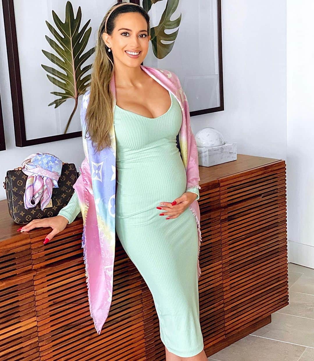 Sarah Mundoのインスタグラム：「Is it a Boy or Girl?  #20weeks #healthylifestyle #happy」