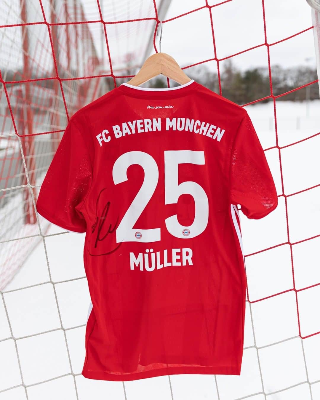 バイエルン・ミュンヘンさんのインスタグラム写真 - (バイエルン・ミュンヘンInstagram)「🚨 GIVE AWAY 🚨 Get your hands on a signed @esmuellert jersey! 😍  1️⃣ Like this post 2️⃣ Comment with #MiaSanMia   TNCs: https://fc.bayern/Lottery_MuellerShirt _________ #FCBayern #Müller #packmas」1月28日 1時30分 - fcbayern