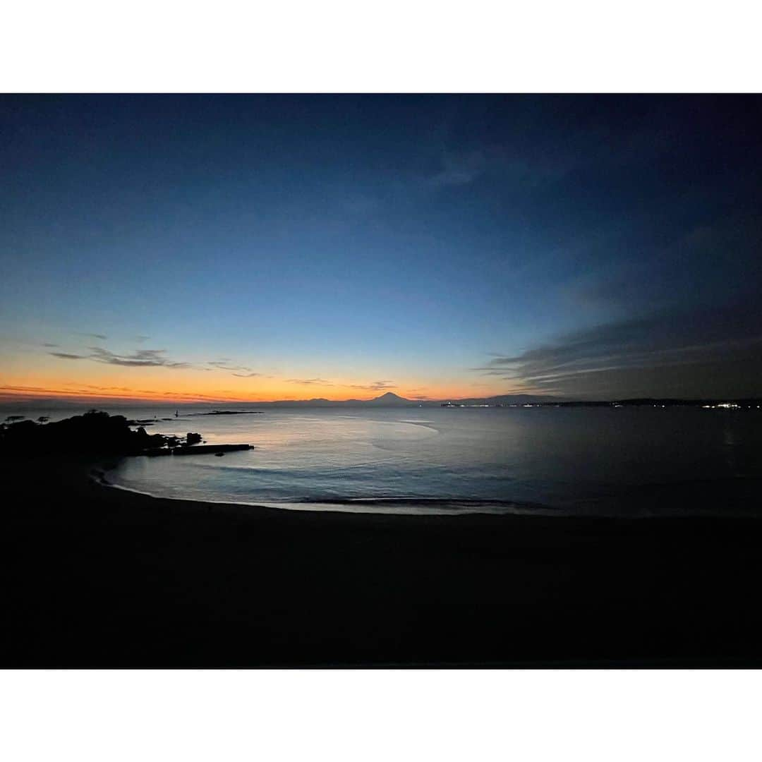 花柳まり草のインスタグラム：「闇、深くなりつつ  #富士山 #fuji #mountains #mountfuji #葉山  #空 #sky #空 #空が好きな人と繋がりたい  #空スタグラム  #skyphotography  #skystagram  #beautiful #美しい」