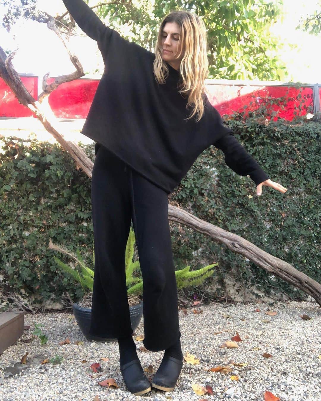 フランク&アイリーンのインスタグラム：「It feels good to be in head-to-toe Triple Fleece. Tap to shop this look! #FrankandEileen」