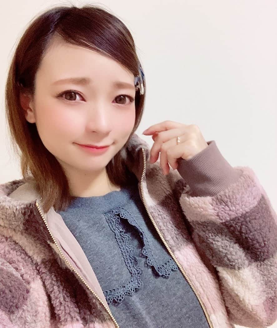 安藤麻貴さんのインスタグラム写真 - (安藤麻貴Instagram)「今日は久しぶりにお出かけしてきました☺️💓 ブルーレーベルのもこもこブルゾンお気に入り💓  旦那さんが合宿やらレースやらで1ヶ月居ないので地元に帰って来てるんだけど(もちろんPCR検査受けてきたよ！)、今日は11℃もあって暖かかった☺️ 八戸は気温が絶妙な土地なので降った雪が日中溶けて夜凍って…を繰り返してこの時期は町中がスケートリンクになります😇 だいぶ溶けて乾いてくれて良かったー❣️ 明日は1℃しかないからまたお家に籠るよ🥶笑  #おでかけ #地元 #帰省 #ブルーレーベル #bluelabel #crestbridge #青森県 #青森県八戸市 #八戸市 #ラピア」1月28日 1時43分 - maki_nyan_3