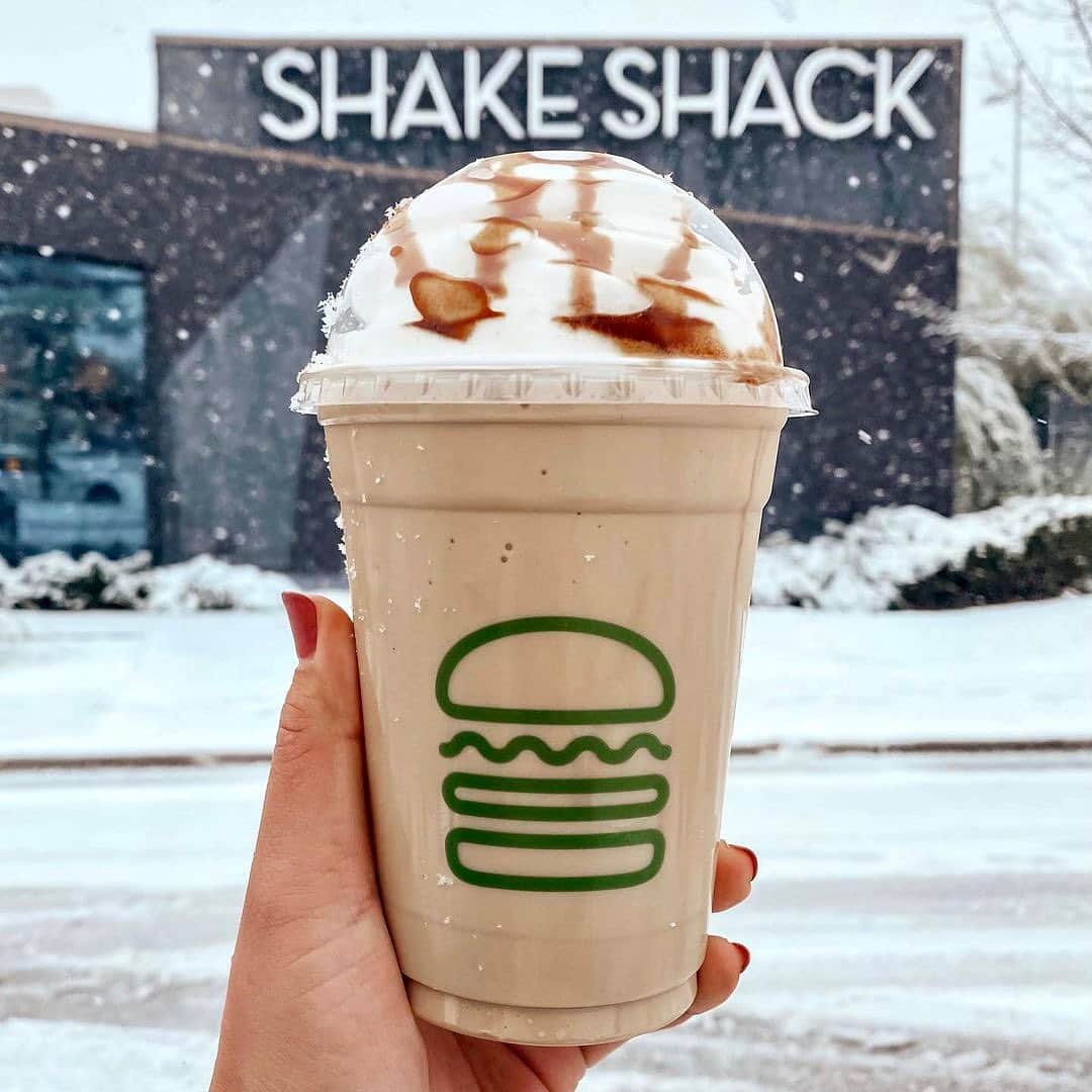 SHAKE SHACKさんのインスタグラム写真 - (SHAKE SHACKInstagram)「Snow better day for a Black Sugar Vanilla Shake ❄️  📸: @hungry_hana #shakeshack」1月28日 1時44分 - shakeshack