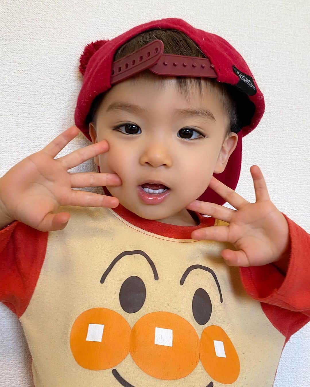 Momoeのインスタグラム：「「はい、ぽーじゅ🥰❤️」 って言うと必ずやるポーズ✋かわい❤️  . .  #happy #家事 #育児 #family #家族 #boy #smile #男の子 #息子 #code #love #lucky #kids #子供 #thankyou #宝物 #ベビー #fashion #follow #心 #縁 #パパ #ママ #家族写真 #男の子ママ」