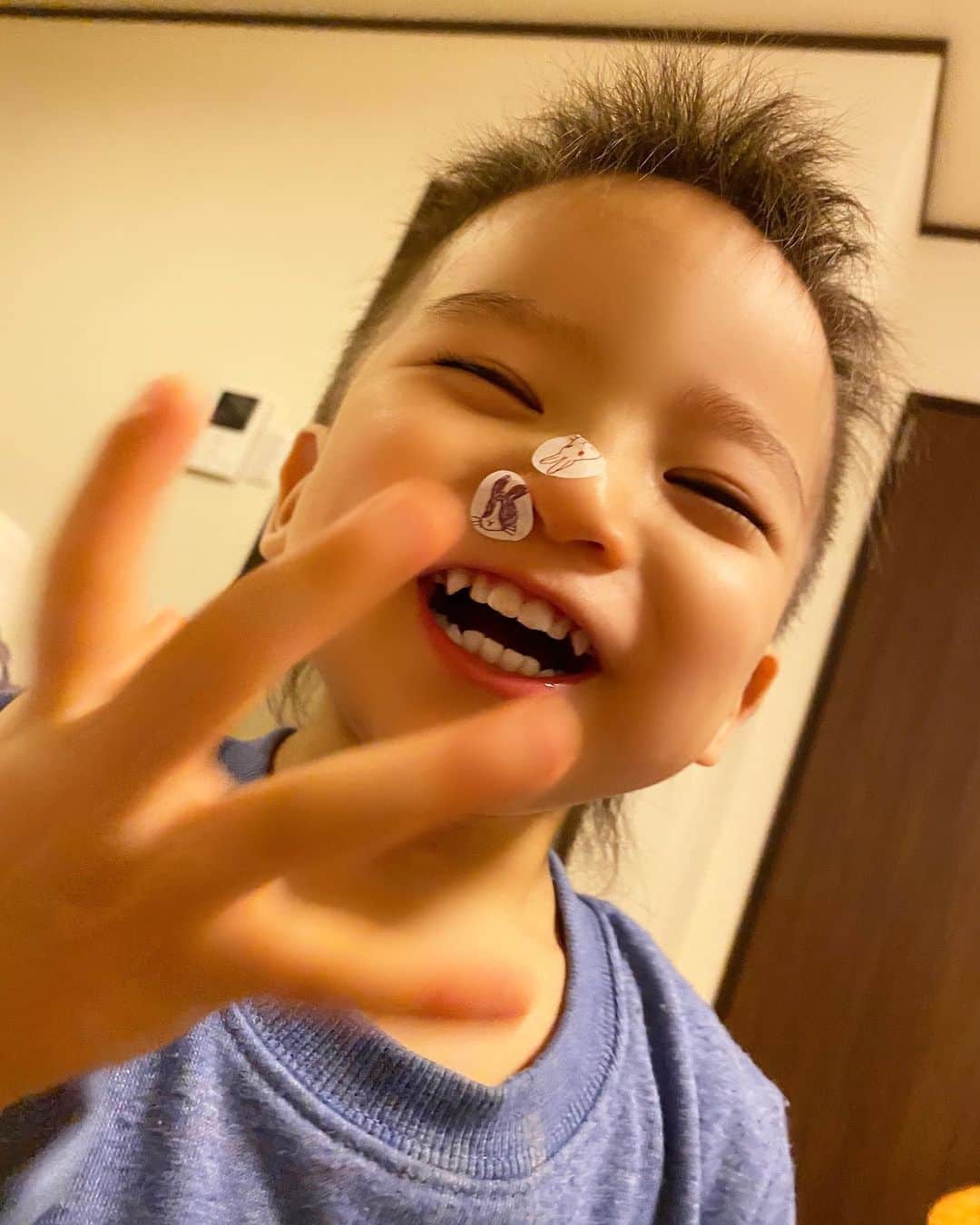Momoeのインスタグラム：「「いやシールの遊び方を知らない」 #粗品風  . .  #happy #家事 #育児 #family #家族 #boy #smile #男の子 #息子 #code #love #lucky #kids #子供 #thankyou #宝物 #ベビー #fashion #follow #パパ #ママ #家族写真 #男の子ママ #1歳 #うさぎ #粗品」
