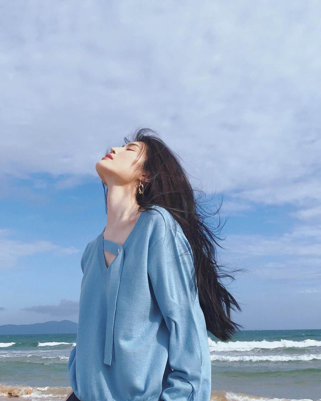 スイ・ヒーのインスタグラム：「💙」