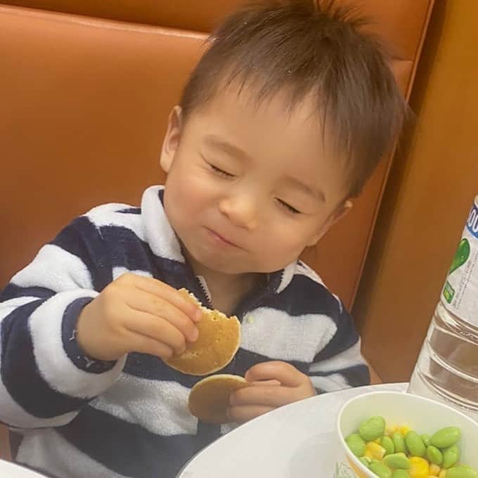 Momoeのインスタグラム：「プチパンケーキ おいしおいし☺️💖💖の顔。  . .  #happy #家事 #育児 #family #家族 #boy #smile #男の子 #息子 #code #love #lucky #kids #子供 #thankyou #宝物 #ベビー #fashion #follow #心 #縁 #パパ #ママ #家族写真 #男の子ママ」