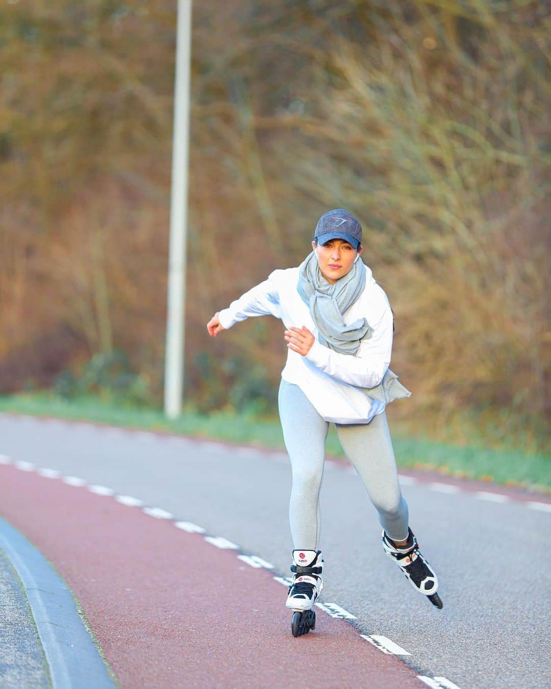 Dutchさんのインスタグラム写真 - (DutchInstagram)「🎶They see me rollinnn🎶✌🏽You like my skates??😍 got me some new ones last week and it reminded me again how free it makes me feel😎 used to do this all the time years ago. Its like flying over the road with no one who can stop you!! Best feeling ✨ever✨. New cardio is on baby! I manage to do 7 km each week and it makes me slightly cry for my mumma on the inside🥴😂. — I’m trying to entertain myself the best way I can while in this lockdown. Can’t believe in March this whole “sitting at home doing nothing kind of thing” already lasts a whole year😱. I was so discouraged at first, went through a whole f it phase🤣 Just like everyone else I think right? But I got more and more motivated, my own laziness to be honest, to move more. As you know I started running, take long walks and now skating too. New habits incominnggg, gotta love it!!😍💯  — Full outfit is @gymshark : high waisted flex legging in light grey & the slice graphic hoodie. I wear Both in small😇.」1月28日 1時50分 - nochtlii
