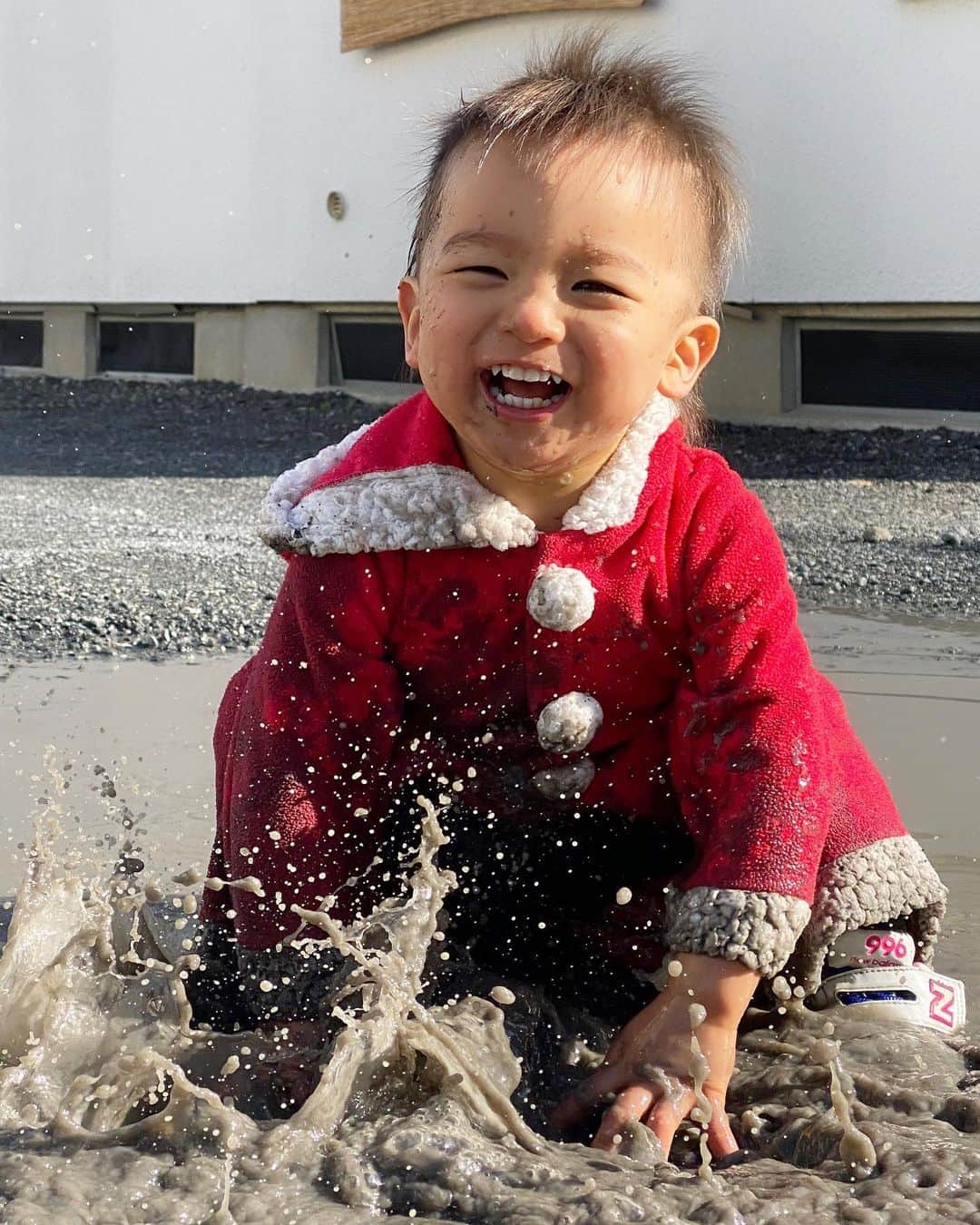 Momoeのインスタグラム：「最近のみよブーム:水溜まり  . .  #happy #家事 #育児 #family #家族 #boy #smile #男の子 #息子 #code #love #lucky #kids #子供 #thankyou #宝物 #ベビー #fashion #follow #パパ #ママ #家族写真 #男の子ママ #うさぎ #ネザーランドドワーフ　＃1歳」