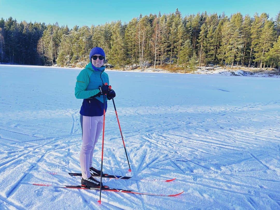 ティーネ・ティング・ヘルセットのインスタグラム：「Went skiing today! As a Norwegian it’s kind of embarrassing to admit how long it has been since last time...! 🙈😅 Many years 🙃 Anyway! @kristinemauseth was very patient! And we feel so lucky that we can go out in the snow and nature during this crazy lockdown. Makes you forget a bit - in the best way 🥰  #skiing #nothinglikefreshair」