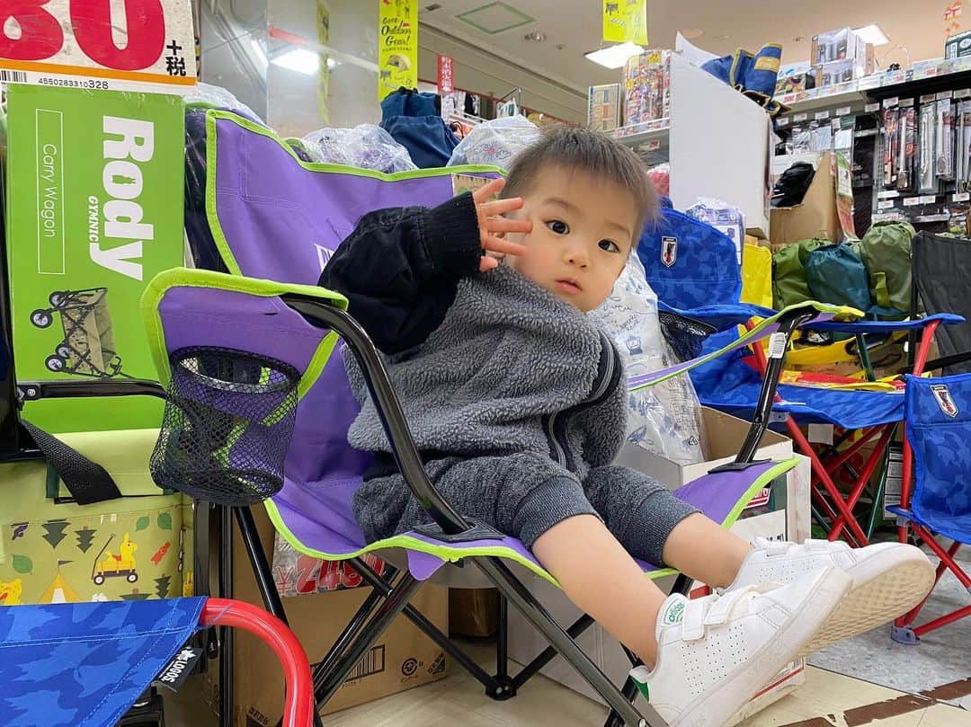 Momoeのインスタグラム：「気づくといつもこのポーズに なっちゃうねみよ🥰❤️  . .  #happy #家事 #育児 #family #家族 #boy #smile #男の子 #息子 #code #love #lucky #kids #子供 #thankyou #宝物 #ベビー #fashion #follow #パパ #ママ #家族写真 #男の子ママ #1歳 #うさぎ #ネザーランドドワーフ」