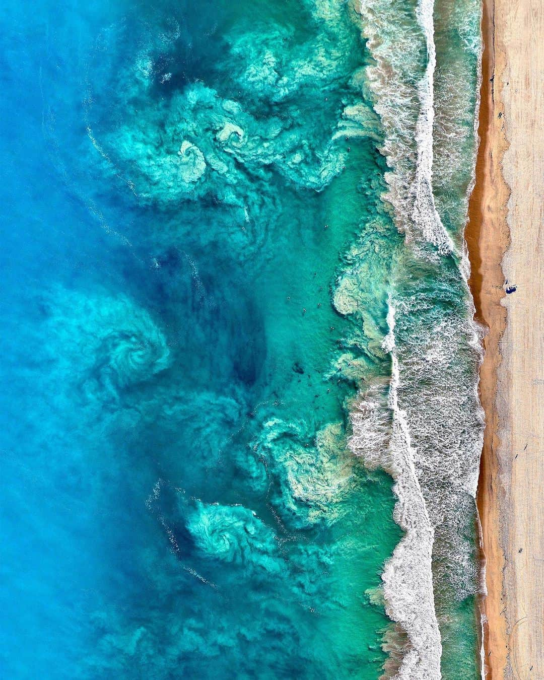 Daily Overviewさんのインスタグラム写真 - (Daily OverviewInstagram)「The beaches in Perth, Australia, are world-famous for their beautiful white sand and clear blue water. When seen from above, we can also discover the currents and swirls that are created here when the waves hit offshore reefs. While the patterns in the water may be beautiful, they also create powerful undertows that can be perilous for surfers and swimmers. - Created by @overview Source imagery: @nearmap」1月28日 1時56分 - dailyoverview