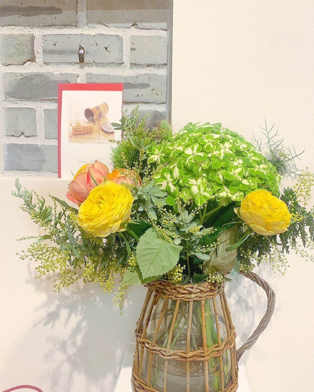 Dressy編集長 ♡miiのインスタグラム：「お花と素敵な花瓶が届いた🌼 happyになれる色、かわいい。  グリーンの紫陽花がお洒落。 ちなみに花言葉は「ひたむきな愛」」