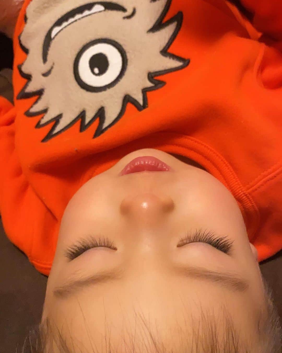 Momoeのインスタグラム：「みよってどんな夢見るんだろ💭💭💭  . .  #happy #家事 #育児 #family #家族 #boy #smile #男の子 #息子 #code #love #lucky #kids #子供 #thankyou #宝物 #ベビー #fashion #follow #パパ #ママ #家族写真 #男の子ママ #1歳 #うさぎ #ネザーランドドワーフ」