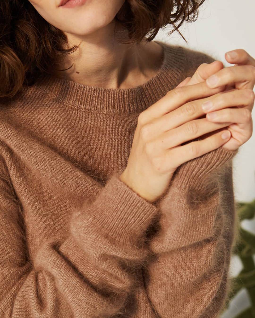 のインスタグラム：「Pourquoi choisir un pull en angora ? 🧶 ✔️ Parce que ses longues fibres lui donnent un aspect duveteux et chaleureux ✔️Parce qu’il isole très bien du froid tout en étant d’une grande légèreté et d’une grande souplesse ✔️ Parce qu’il est très agréable à porter, il sera le compagnon idéal pour un hiver cocooning _____  Why choose an angora sweater? ✔️ Because its long fibers give it a fluffy and warm aspect ✔️ Because it insulates very well from the cold while being very light and flexible ✔️ Because it is very pleasant to wear, it will be the ideal companion for a cocooning winter  #lemontstmichel  #knitwear #knitwearfashion #wintersweater」