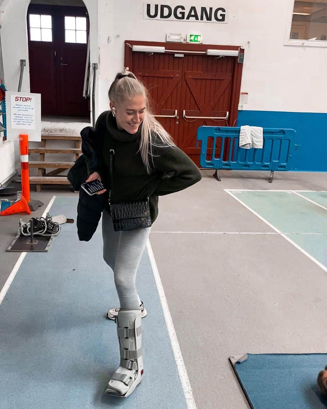 イダ・カーストフのインスタグラム：「Nu har vi sprøjtet en masse blodplader og kollagen ned i det ødelagte senevæv og satser på at det vil sætte gang i helingsprocessen.  Lad os håbe at både karma og biologien snart er med mig, så jeg kan komme tilbage til pigsko og sprint og løbe med de andre hurtige piger fra @the_danish_relayteam 🤞🏽🙏🏽💪🏽 • • #rehabilitation #achilles #rehab #girl #athlete #sprint #injury #athletics #running #motivation #prp #run #sexyboots #hot #3dayswiththis」