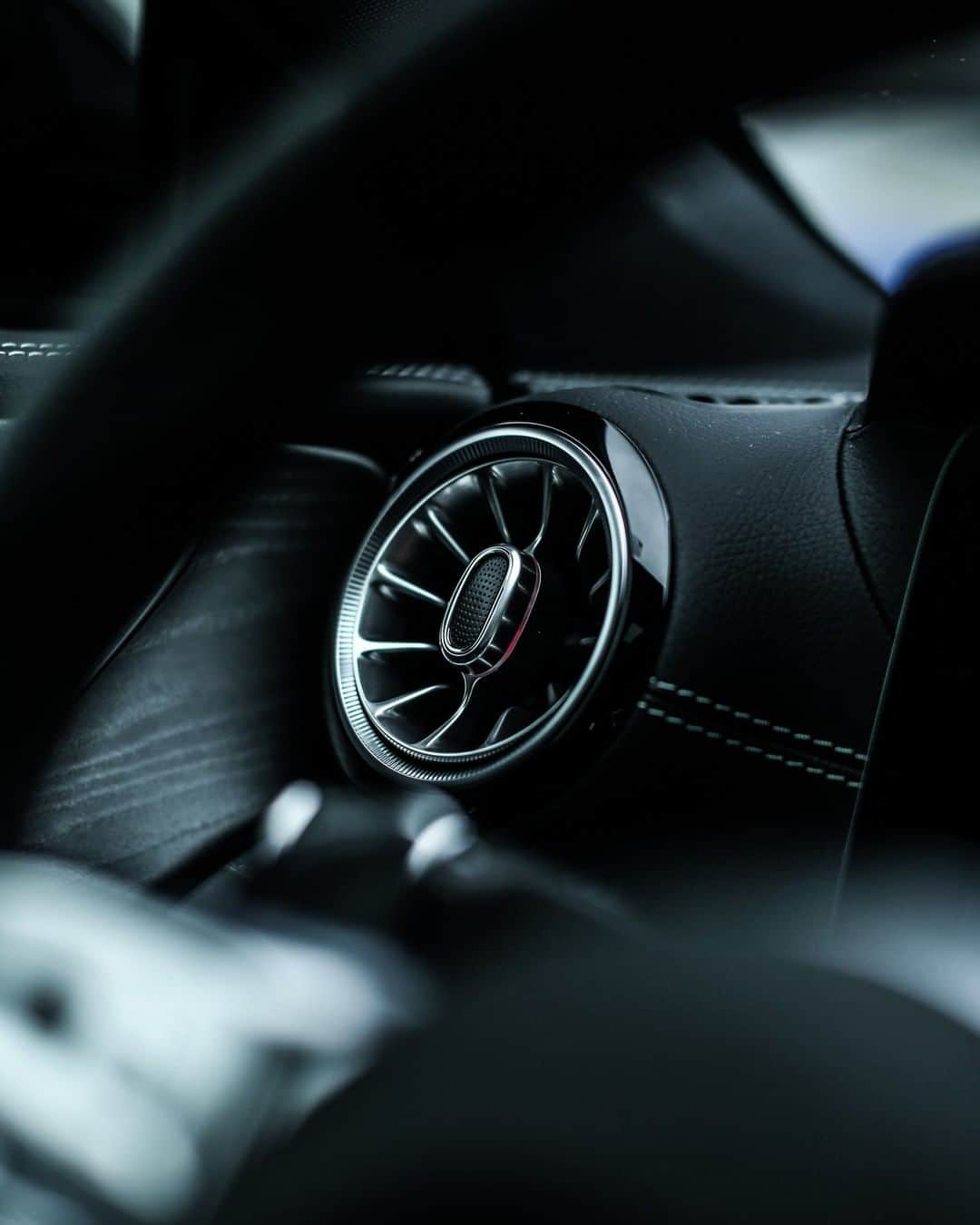 Mercedes AMGさんのインスタグラム写真 - (Mercedes AMGInstagram)「[Kraftstoffverbrauch kombiniert: 9,1–8,8 l/100 km  CO₂-Emissionen kombiniert: 209–202 g/km  amg4.me/efficiency-statement  Mercedes-AMG GT 43 4MATIC+]  Emotions are heightened at the look of this sporty cockpit.   📷 @powerswitchphotography   #DrivingPerformance #MercedesAMG #AMGspirit #GT43」1月28日 2時00分 - mercedesamg