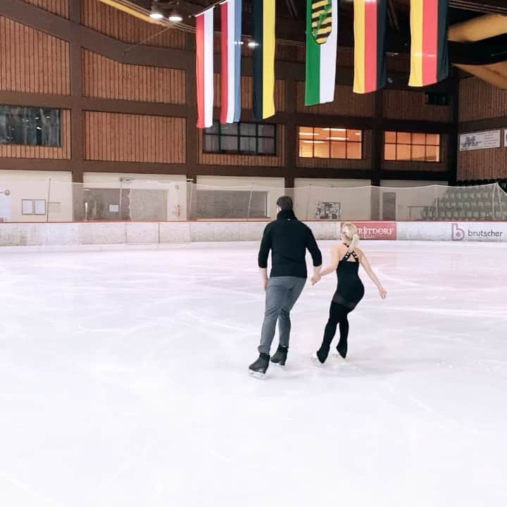 アリオナ・サフチェンコのインスタグラム：「First Triple Twist after one year break 🤪💪😊 @bruno_massot @edeaskates @chiquesport @olympics @olympicchannel @johnwilsonblades  #figureskating #iceskating #edea #edeafamily」