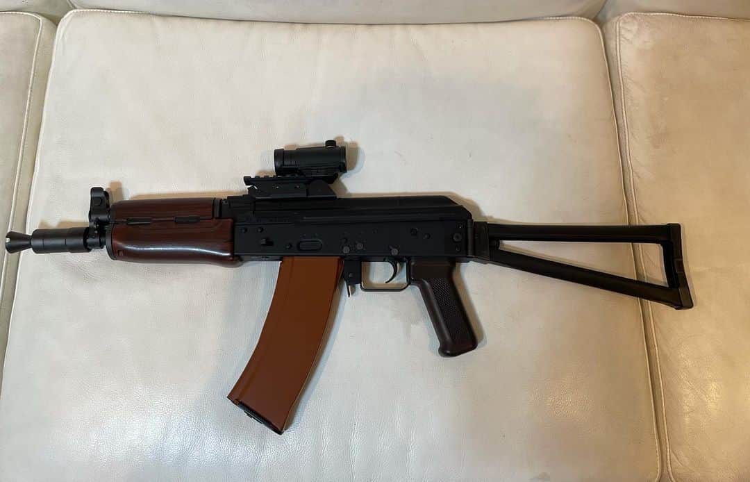 東野幸治のインスタグラム：「旅猿のサバゲーのロケの後、板倉君にお願いして、AKS 74U次世代電動ガンを一緒に買いに行きました。早くサバゲーやりたいです！」