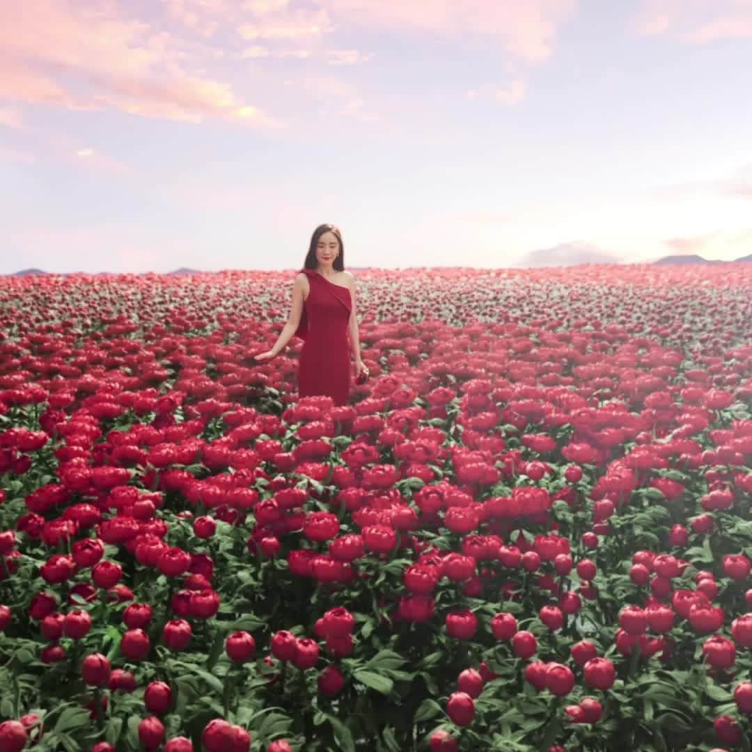 エスティローダーのインスタグラム：「We’re joyfully celebrating the #LunarNewYear with our #EsteeBeauties all around the world. We hope you #BloomWithJoy this year! 🌟 #EsteeModel @yangmimimi912」