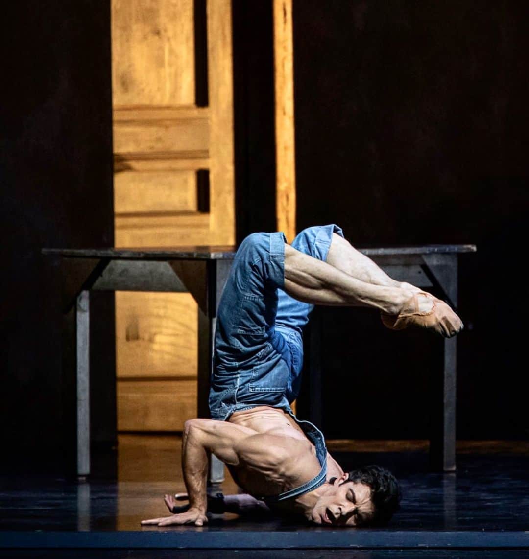 ロベルト・ボッレのインスタグラム：「January last year #jeunehommeetlamort #rolandpetit #masterpiece @teatroallascala ❤️」