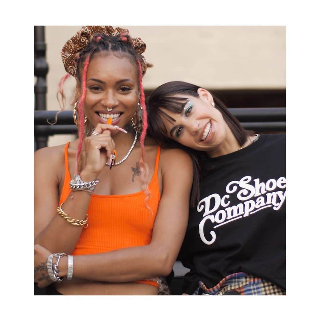 DCシューズさんのインスタグラム写真 - (DCシューズInstagram)「Fusing creativity and style, we connected singer-songwriter @naomiwild and emerging stylist, Brittany Byrd (@byrdmuseum) together for our @dc_womens Spring campaign. Go behind the scenes with the duo and explore the link in bio.」1月28日 2時22分 - dcshoes