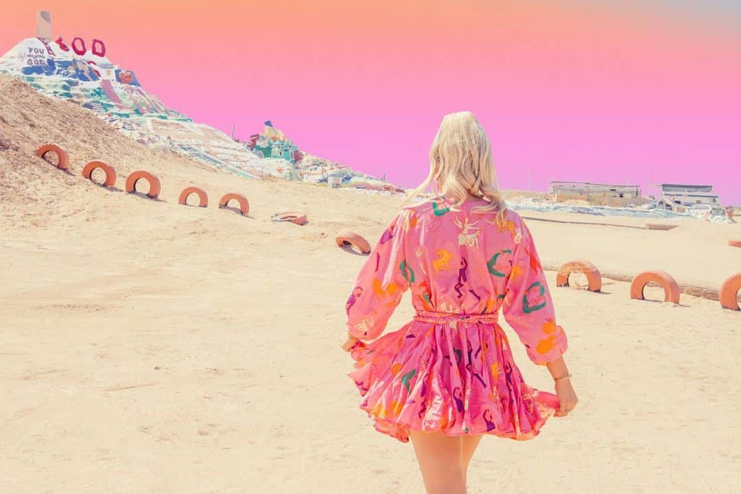 マティー・ノイズのインスタグラム：「new song & video in less than a month 🙃🙃🙃」