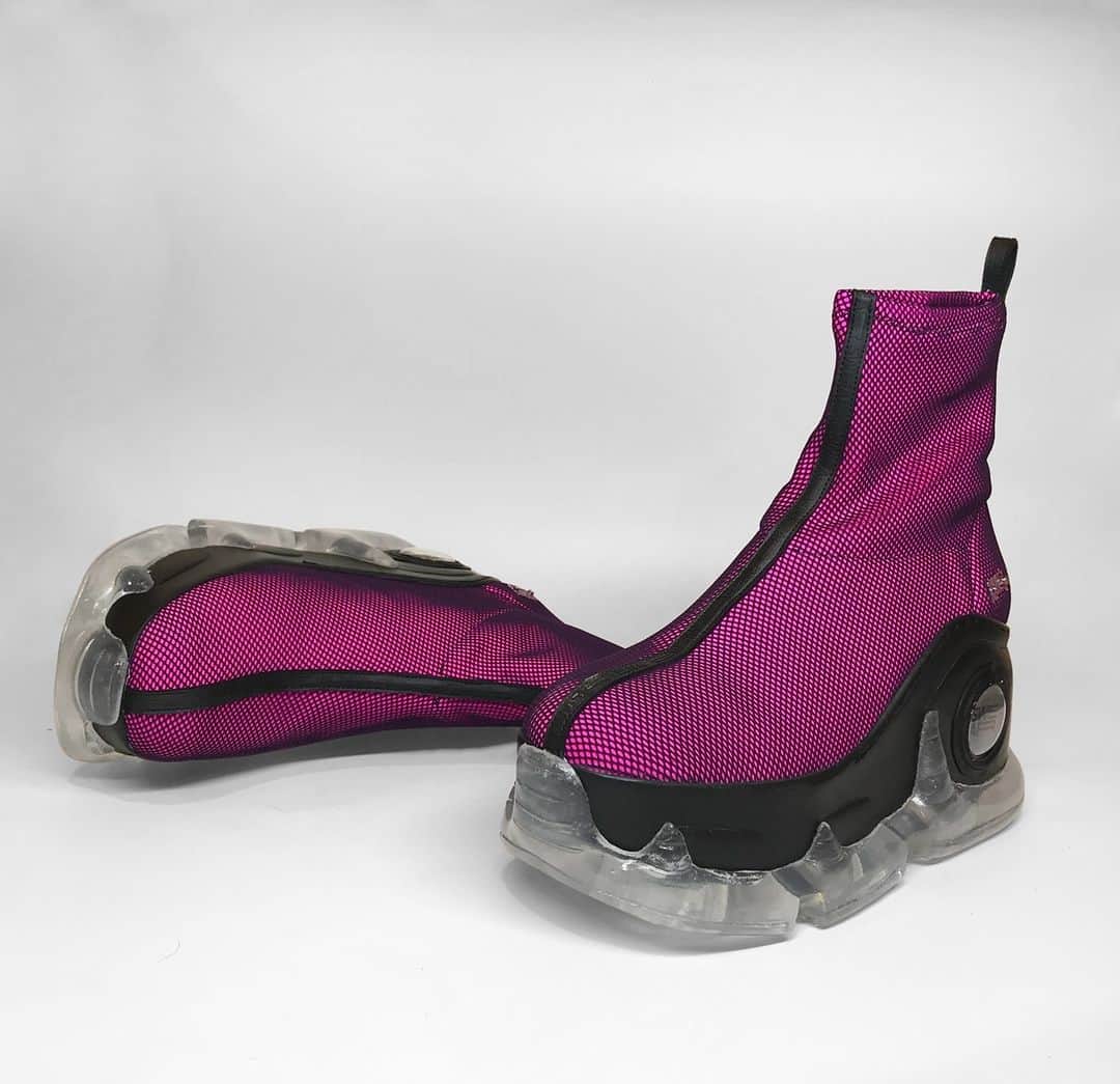 スウェアのインスタグラム：「Straight from the future, the AIR Xtra platforms with neoprene upper in neon pink and black mesh overlay is available at Farfetch.com with worldwide shipping ✈️ #swearlondon⁠ ⁠ Your footwear is custom made and shipped within 5 weeks.」