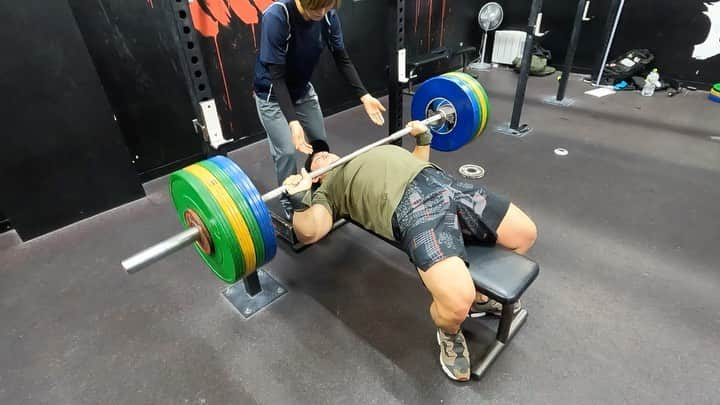 山本俊樹のインスタグラム：「- bench press 135KG  @blackships_choujin1   #ウエイトリフティングやろうぜ  #耐えて勝つ #率先垂範 #CHRIO #CHERANDKER」