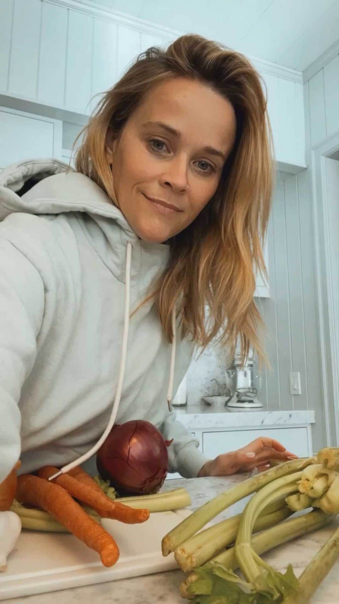 リース・ウィザースプーンのインスタグラム：「Call me old fashion but I REALLY love my slow cooker. Sharing an easy, delicious Lentil Soup recipe. Do you have any good slow cooker recipes?」
