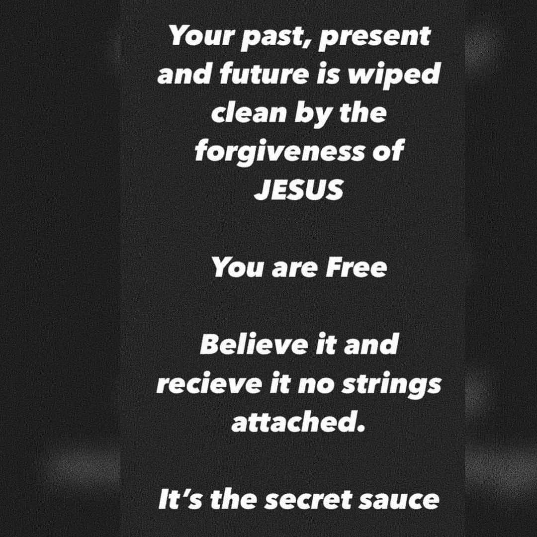 のインスタグラム：「I’m tellin u, true success is heart health. Who wants a heavy heart in a big home? I want a life free of shame  and unforgiveness. I want a life that is not dictated by my performance but by my identity. God determined my identity when he chose to put on skin and bones to endure the pains of humanity, then went on to give his life on the cross so that i can walk a life of freedom, acceptance and belonging. He then rose from the dead ultimately defeating death. I now dont fear death because i am forgiven. Sheeesh this is the fundamental truth i believe and it has allowed me to start walking in the fullness of all that God has for me.」