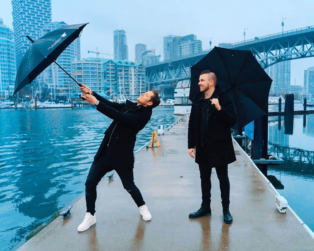 SICK INDIVIDUALSのインスタグラム：「Hang on everybody ! 😁 We’ll be partying soon 🔥」