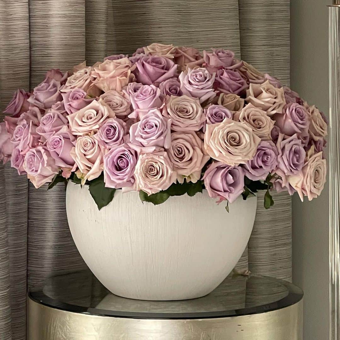 ロージー・オドネルのインスタグラム：「@jeffleatham - u r divine - thank u so much for these BEAUTIFUL roses #flowerGODartist」