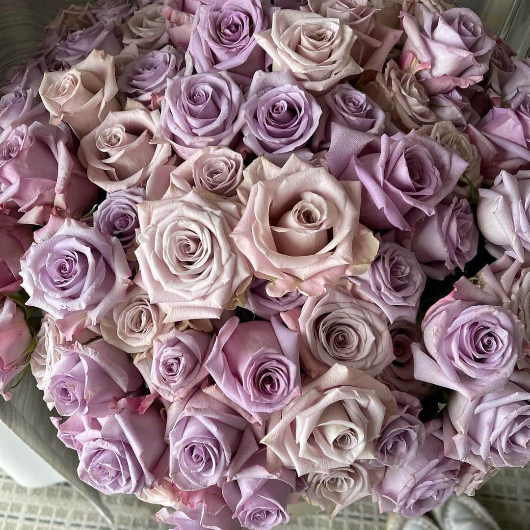ロージー・オドネルさんのインスタグラム写真 - (ロージー・オドネルInstagram)「@jeffleatham - u r divine - thank u so much for these BEAUTIFUL roses #flowerGODartist」1月28日 2時33分 - rosie